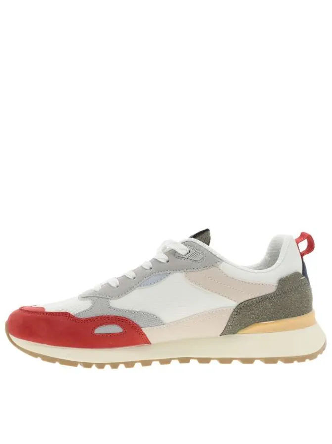 Baskets multicolores à semelle plate avec un patch de la marque sur la languette