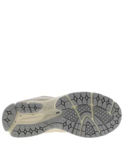 Baskets multisport écrues à talon plat avec des empiècements nubuck