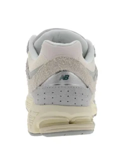 Baskets multisport écrues à talon plat avec des empiècements nubuck