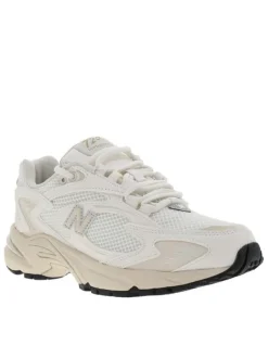 Baskets multisport 725 écrues à talon plat avec lacets ronds blancs