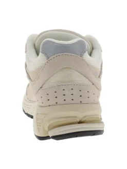 Baskets multisport écrues à talon plat avec un logo brodé sur les côtés