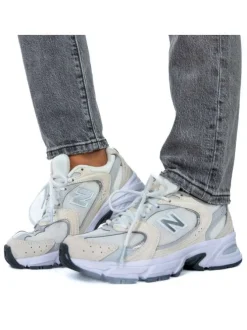 Baskets Multisport en cuir écrues et grises à semelle plate et à lacets blancs