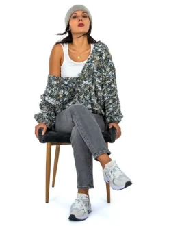 Baskets Multisport en cuir écrues et grises à semelle plate et à lacets blancs