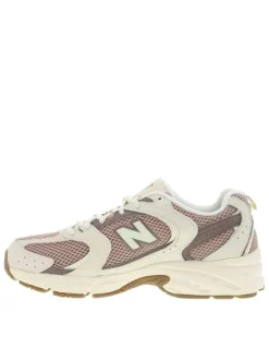Baskets multisport en cuir mauve avec des lacets ronds et une semelle plate