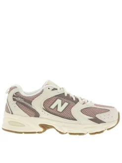 Baskets multisport en cuir mauve avec des lacets ronds et une semelle plate