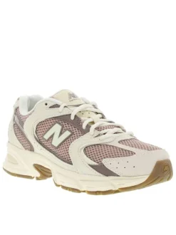 Baskets multisport en cuir mauve avec des lacets ronds et une semelle plate
