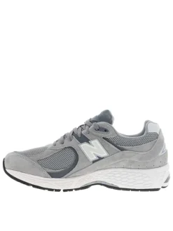 Baskets multisport 2002 grises à talon plat avec du mesh sur le pourtour