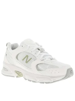 Baskets multisports blanches avec des détails verts sauge et des lacets plats