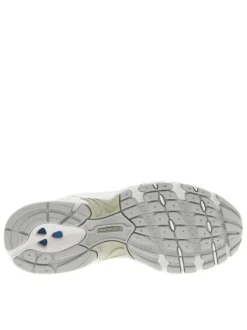 Baskets multisports blanches avec des détails verts sauge et des lacets plats