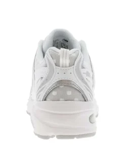 Baskets multisports blanches à pois avec une semelle plate et des lacets plats