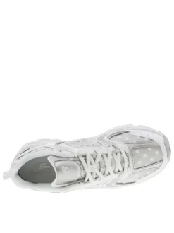 Baskets multisports blanches à pois avec une semelle plate et des lacets plats