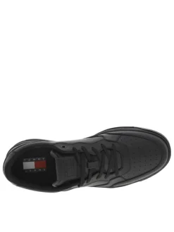 Baskets noires avec une fermeture à lacets et logos de la marque