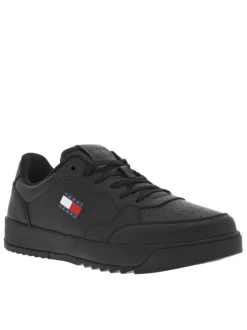 Baskets noires avec une fermeture à lacets et logos de la marque