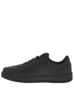 Baskets noires avec une fermeture à lacets et logos de la marque