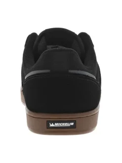 Baskets noires en cuir à talon plat avec des lacets et logo gris