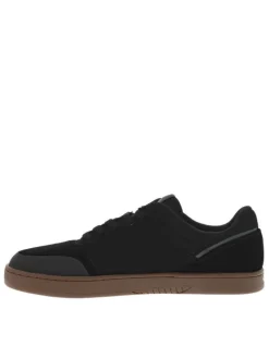 Baskets noires en cuir à talon plat avec des lacets et logo gris