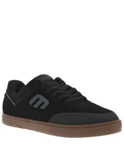 Baskets noires en cuir à talon plat avec des lacets et logo gris