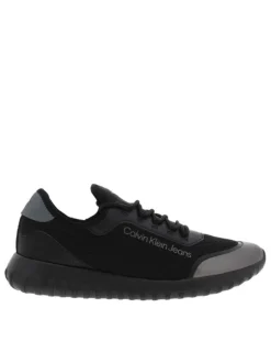 Baskets noires et grises avec semelle à crans et à lacets ronds noirs
