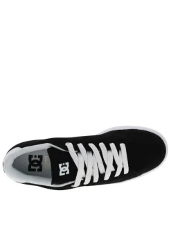 Baskets noires à semelle plate avec un logo en relief sur la languette