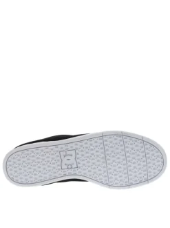 Baskets noires à semelle plate avec un logo en relief sur la languette