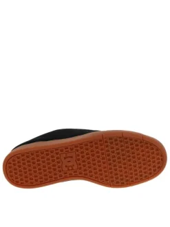 Baskets noires à semelle plate avec un logo en relief sur la languette