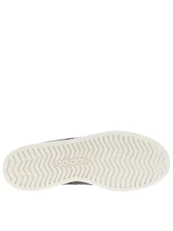 Baskets noires à talon plat avec des lacets et une semelle blanche