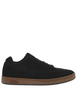 Baskets noires à talon plat avec des lacets noirs et logo de la marque
