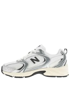 Baskets running blanches et grises à talon plat avec des lacets ronds