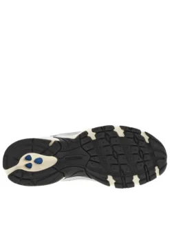 Baskets running blanches et grises à talon plat avec des lacets ronds