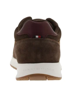 Baskets running brunes en cuir avec un talon plat des lacets