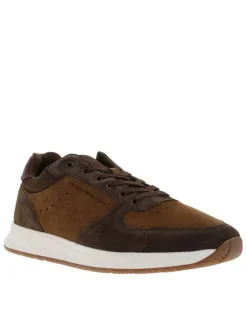 Baskets running brunes en cuir avec un talon plat des lacets
