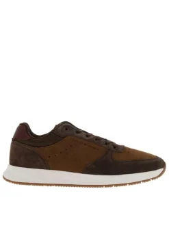 Baskets running brunes en cuir avec un talon plat des lacets