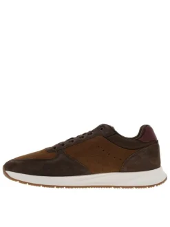 Baskets running brunes en cuir avec un talon plat des lacets