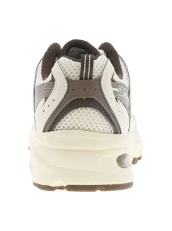 Baskets running écrues et marron à talon plat avec des lacets ronds