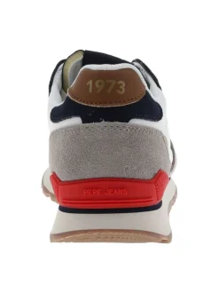 Baskets running en cuir blanches avec un talon plat et des lacets