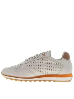 Baskets running en cuir blanches à talon plat avec des aérations sur le pourtour