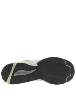 Baskets running en cuir gris clair avec semelle à talon plat et à lacets