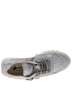 Baskets running en cuir grises à semelle à talon plat avec des lacets ronds