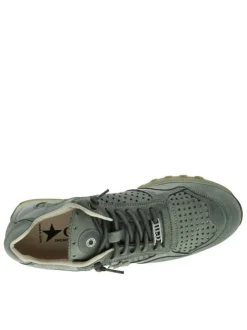 Baskets running en cuir kaki à talon plat avec des aérations sur le pourtour