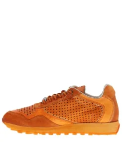 Baskets running en cuir orange à talon plat avec des aérations sur le pourtour