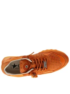 Baskets running en cuir orange à talon plat avec des aérations sur le pourtour