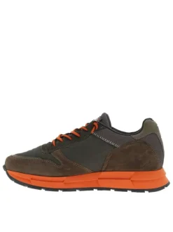 Baskets running en cuir taupe à talon compensé bas et patch de la marque