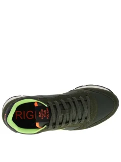 Baskets running kaki à semelle crantée et un logo brodé sur les côtés