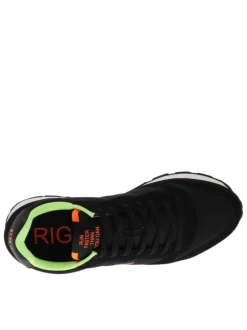 Baskets running noires à semelle crantée et un logo brodé sur les côtés