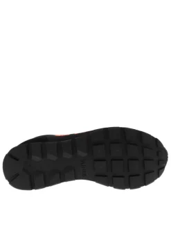 Baskets running noires à semelle crantée et un logo brodé sur les côtés