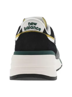 Baskets running noires, vertes et grises avec patch vert et lacets plats blancs