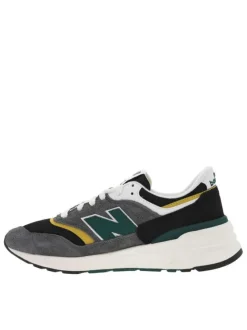 Baskets running noires, vertes et grises avec patch vert et lacets plats blancs