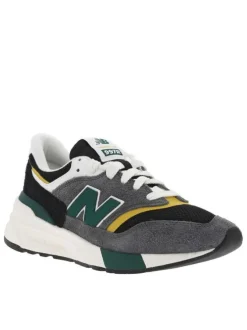 Baskets running noires, vertes et grises avec patch vert et lacets plats blancs