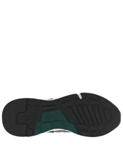 Baskets running noires, vertes et grises avec patch vert et lacets plats blancs