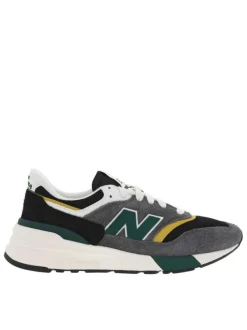 Baskets running noires, vertes et grises avec patch vert et lacets plats blancs